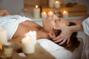 Spécialiste massage sportif et bien-être dans un spa pour un moment de détente