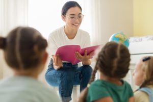 Prof en colère termine son cours puis se prépare pour la grève des enseignants